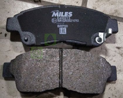 Тормозные колодки Miles Low-Metallic передние для Toyota Mark II VIII X100 1996-1998. Артикул E400213